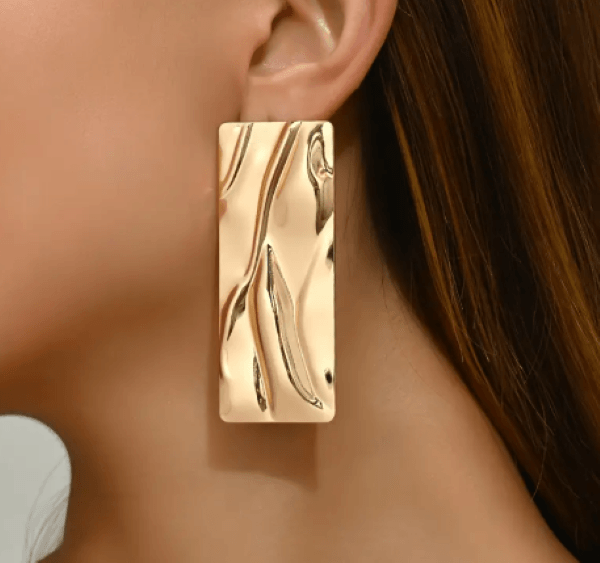 Kadın Gold Renk Dokulu Dikdörtgen Küpe – Büyük Boy 6.9 cm