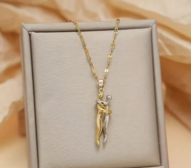 Aşkla Kucaklaşan Figürlü Gold Çift Kolyesi – Zincirli Özel Tasarım