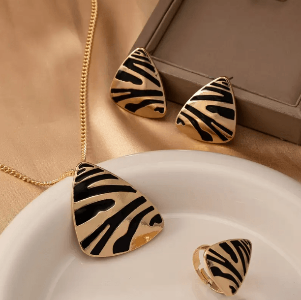 Gold Siyah Detaylı Üçgen Kesim Zebra Desenli Kolye Küpe Yüzük Set Şık Kadın Takı Seti