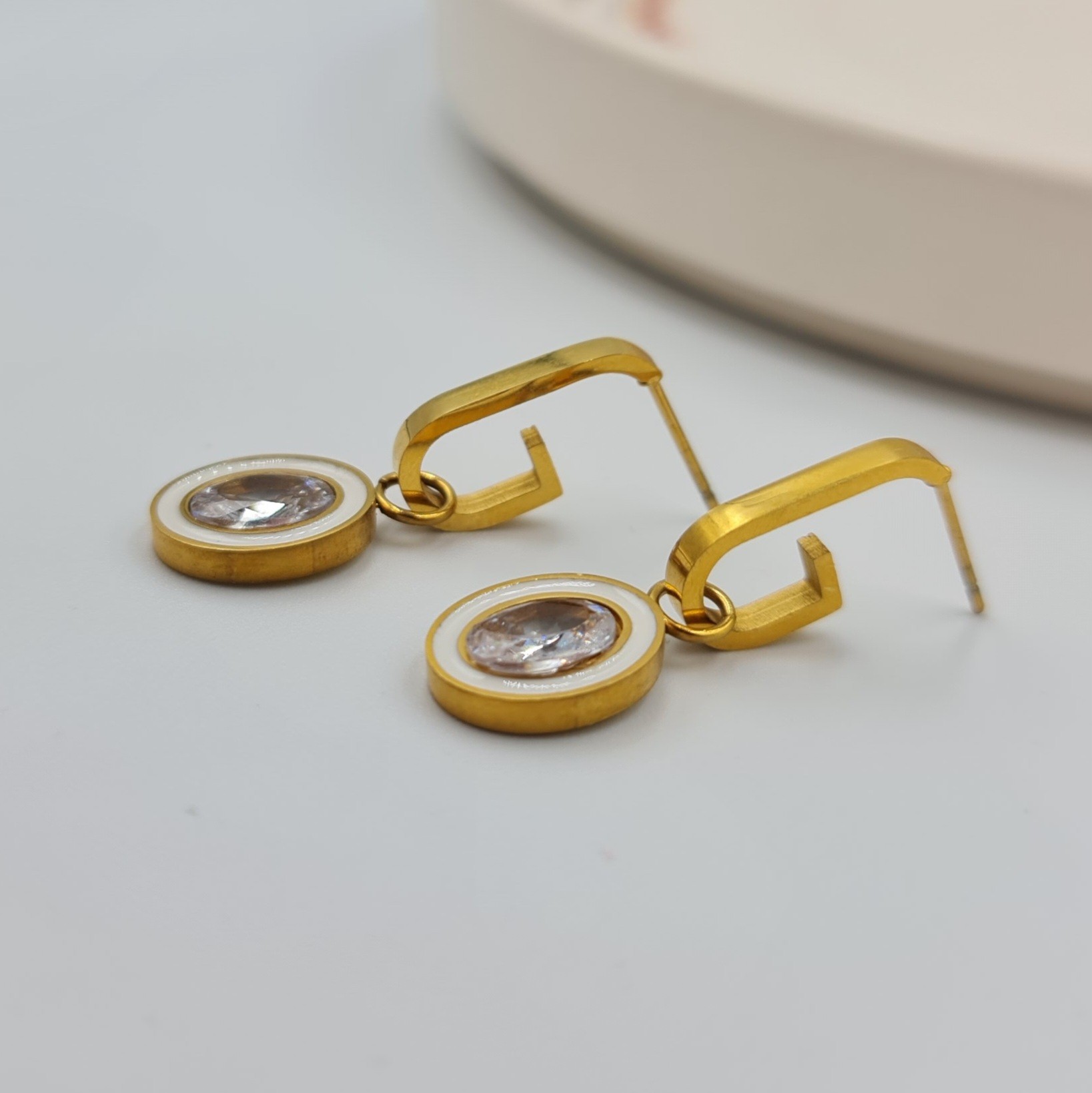 Zirkon Taş Detaylı Altın Renk Sallantılı Halka Küpe – Çelik, 3 cm, Kararmaz, Şık Model