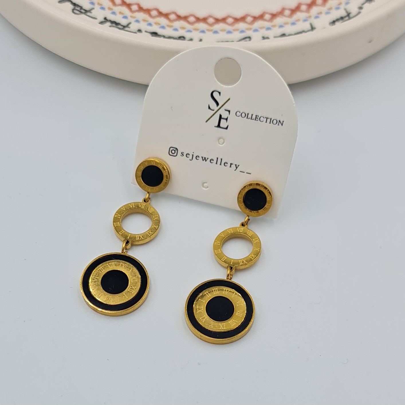 Roma Rakamlı Gold Detaylı Çelik Küpe – 4 cm, Zarif Modern Tasarım