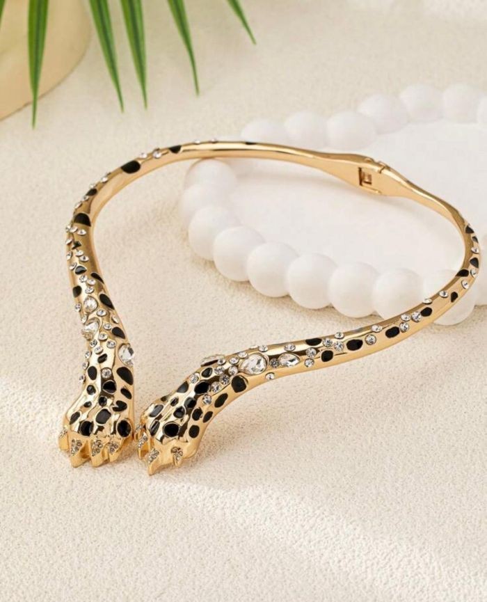 Kadın Gold Leopar Pençesi Formlu Kolye – Taş Detaylı ve Şık Tasarım