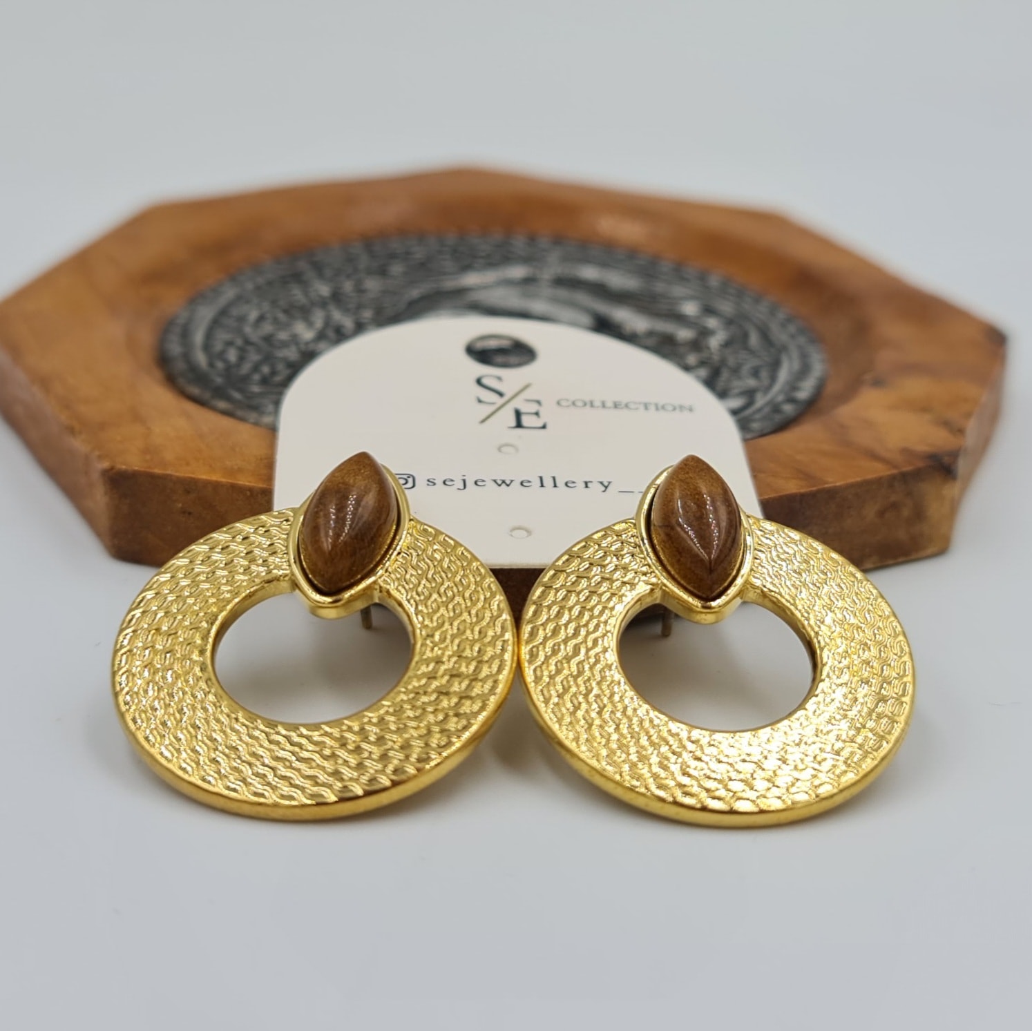 Gold Renk Ahşap Görünümlü Damla Taş Detaylı Çivi Küpe