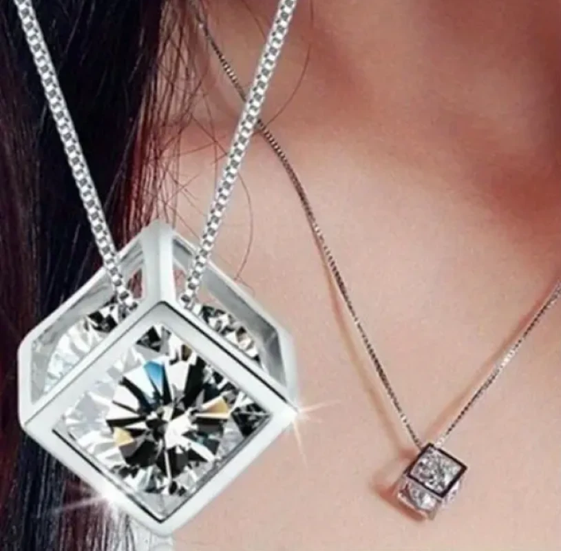 Gümüş Renk Zarif Kare Zirkon Tektaş Detaylı Kolye