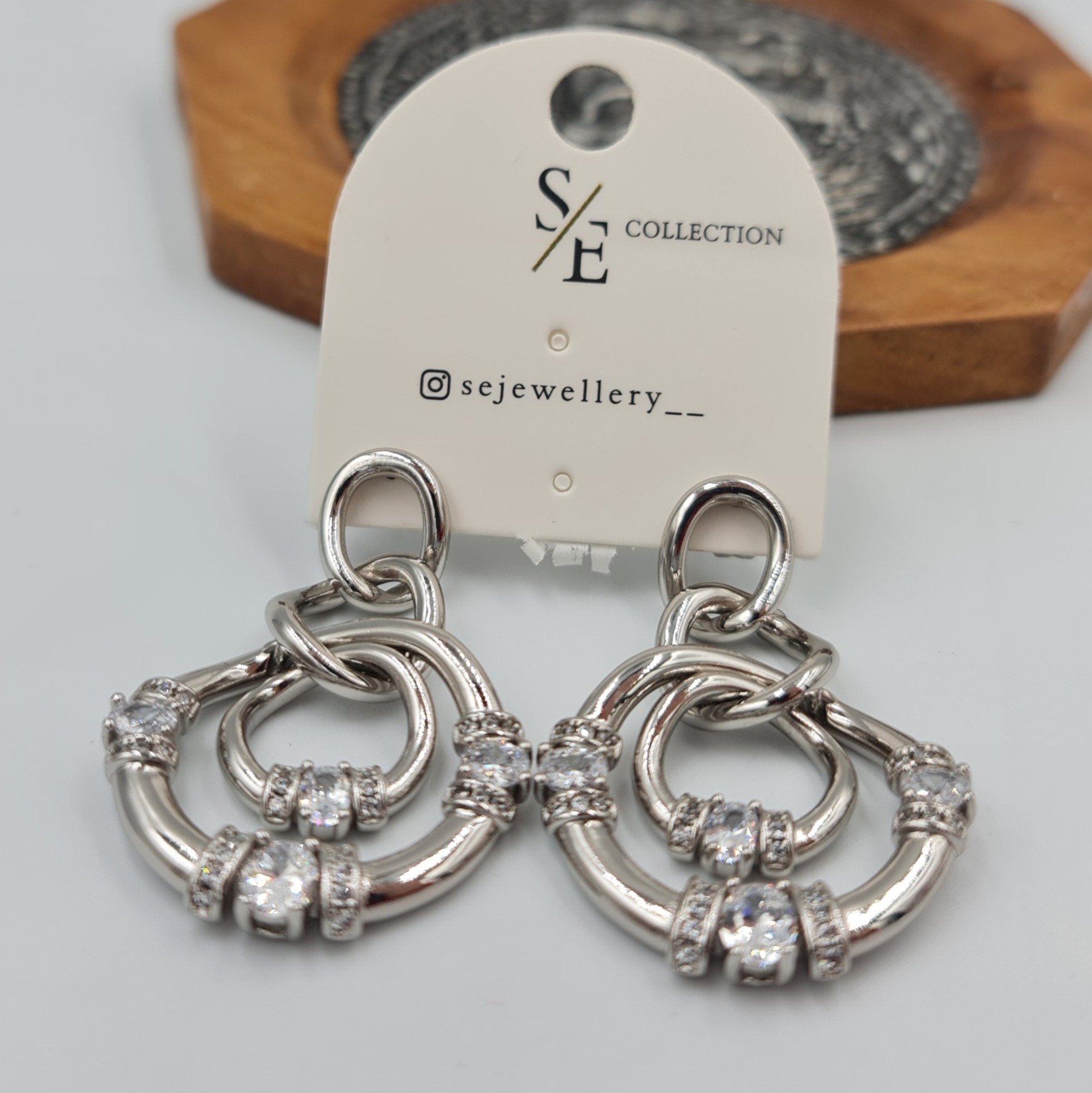 VIP Gümüş Renk Zincir Halkalı Taşlı Sallantılı Çivi Küpe – Suya Dayanıklı, Xuping