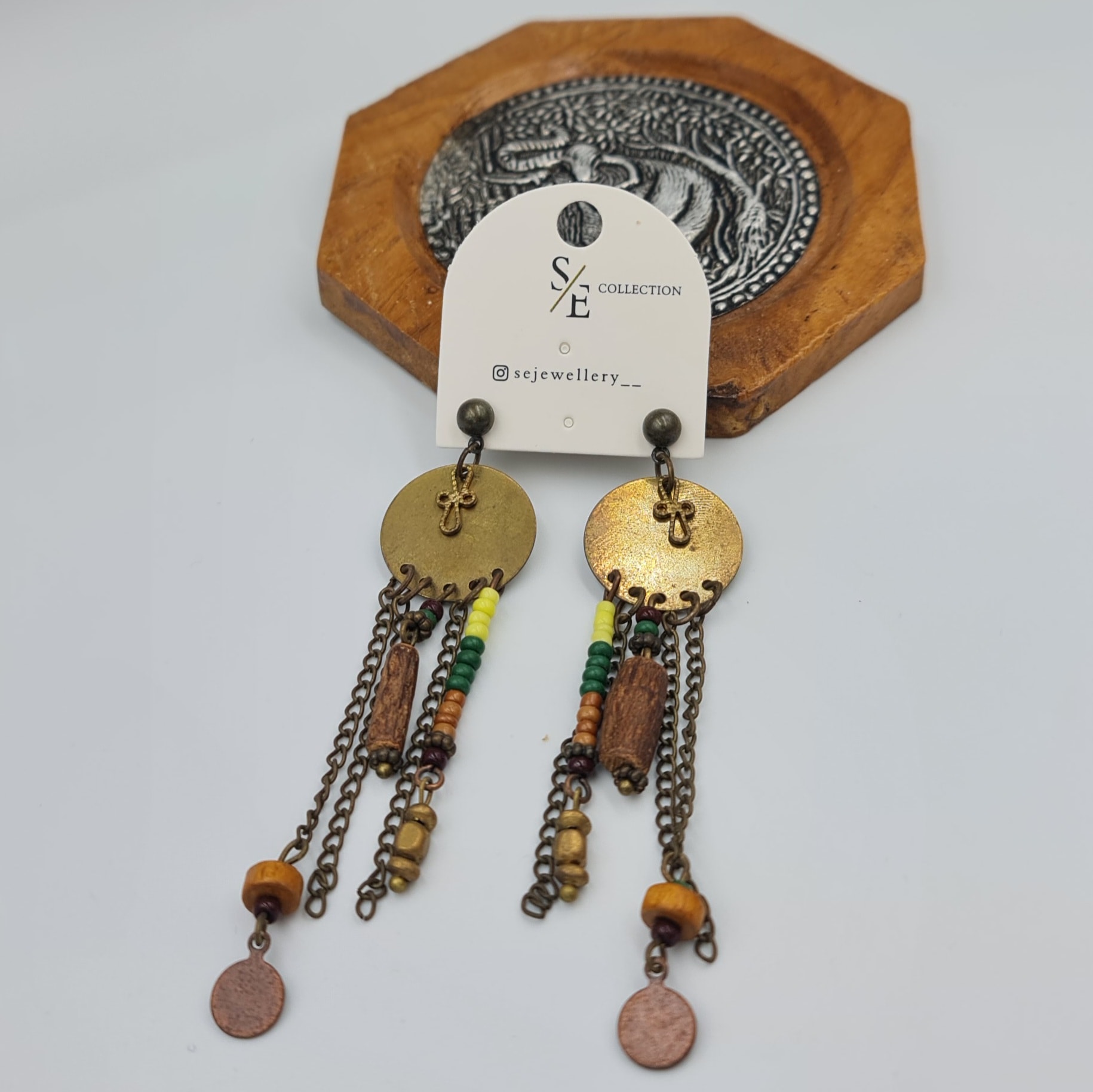 Etnik Zincir Detaylı Sallantılı Küpe – Bohem Rasta Boncuklu, Ahşap ve Metal Karışımı (9 x 2 cm)