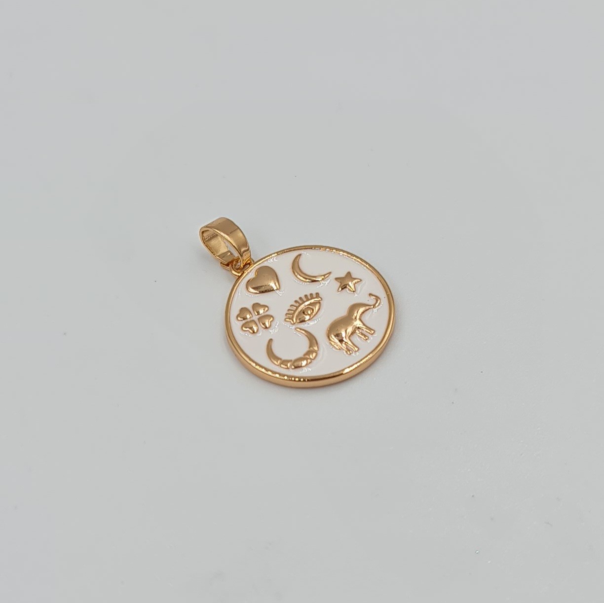 Beyaz Mineli Şans Sembollü Kolye Ucu – Xuping Rose , Kararmaz, 3 mm Halka (2,3 x 1,7 cm)