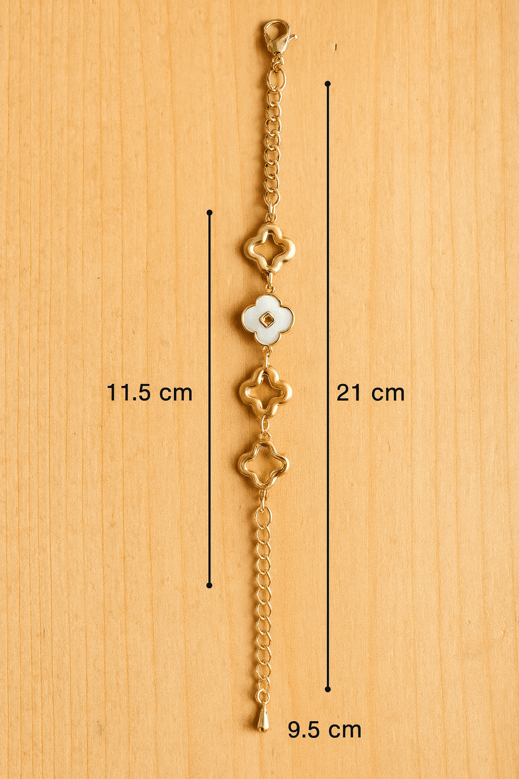 Kadın Beyaz Mineli Yonca Objeli Gold Renkli Çelik Bileklik