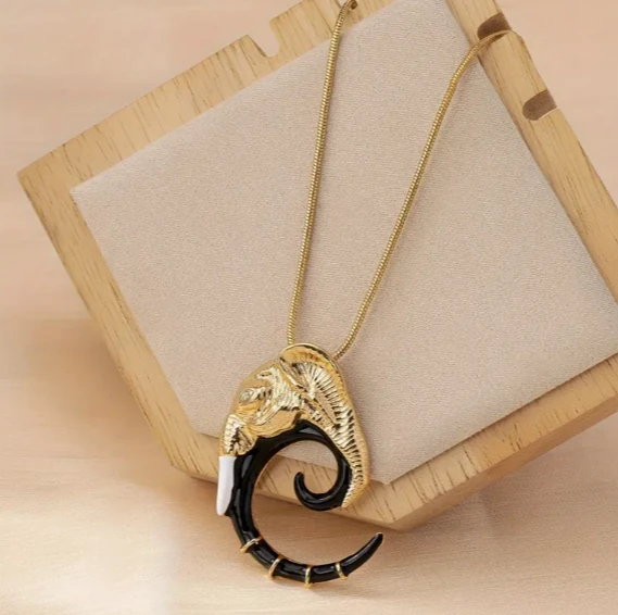 Gold Siyah Renk Detaylı Fil Model Tasarım Kolye