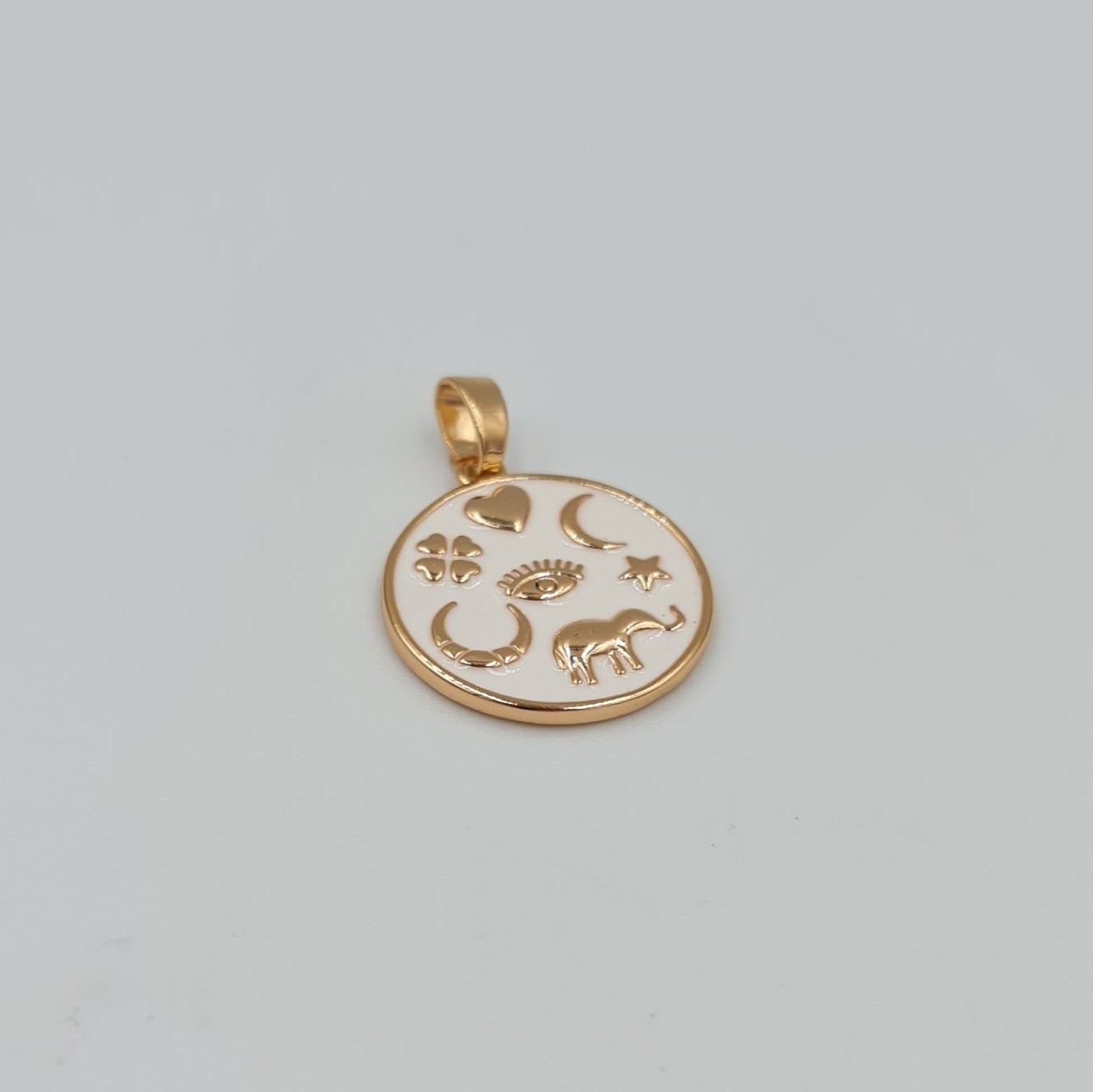 Beyaz Mineli Şans Sembollü Kolye Ucu – Xuping Rose , Kararmaz, 3 mm Halka (2,3 x 1,7 cm)