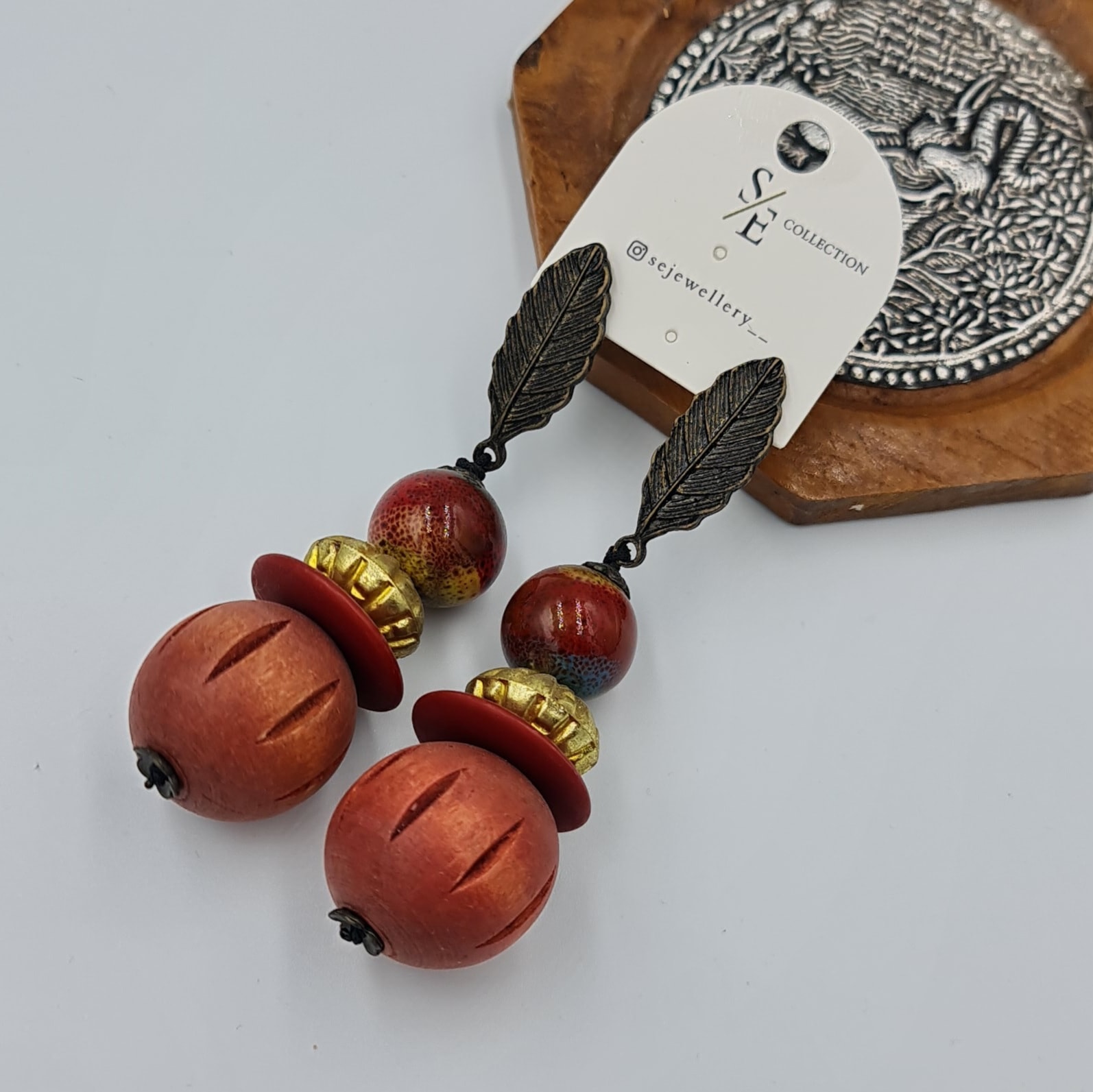 Bohem Ahşap Sallantılı Küpe – Doğal Form, Yaprak Detaylı, (8,5 x 2,3 cm)