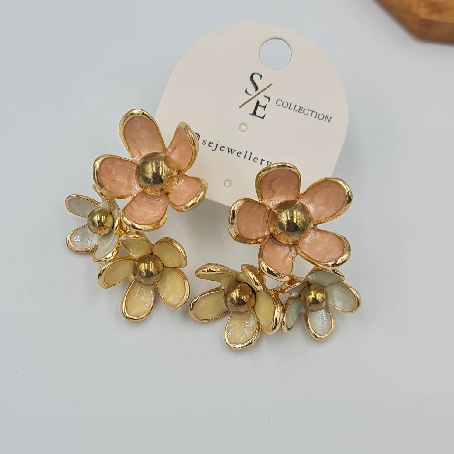 Gold Renk Mineli Çiçek Küpe – Sallantılı Model, Renkli Tasarım, 3,8 x 2,6 cm