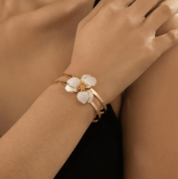 Kadın Gold Renk Çiçek Figürlü Bileklik – Yeşil & Beyaz Renk Seçenekli 6 cm Şık Model