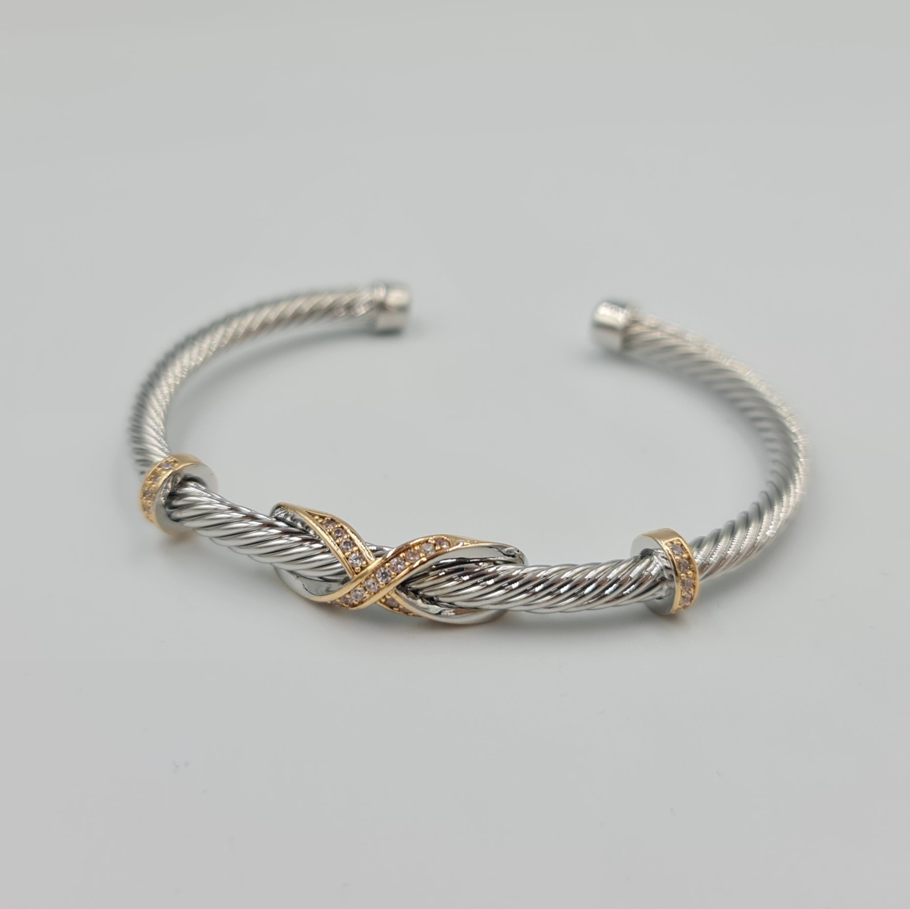 Gümüş Gold Detaylı Çelik Kelepçe Bileklik – Esnek Yapılı, Kararmaz, VIP Model, 4 mm (6x6 cm)