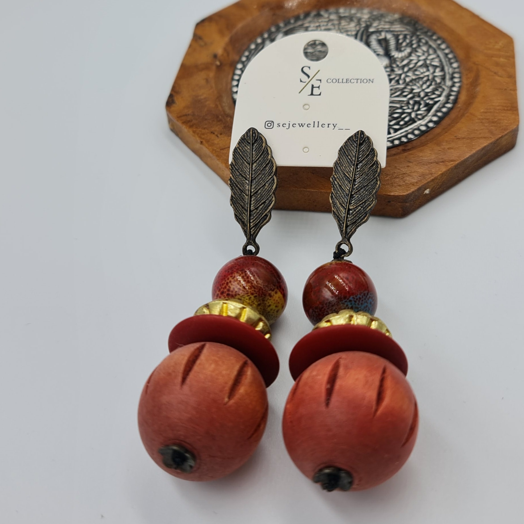 Bohem Ahşap Sallantılı Küpe – Doğal Form, Yaprak Detaylı, (8,5 x 2,3 cm)