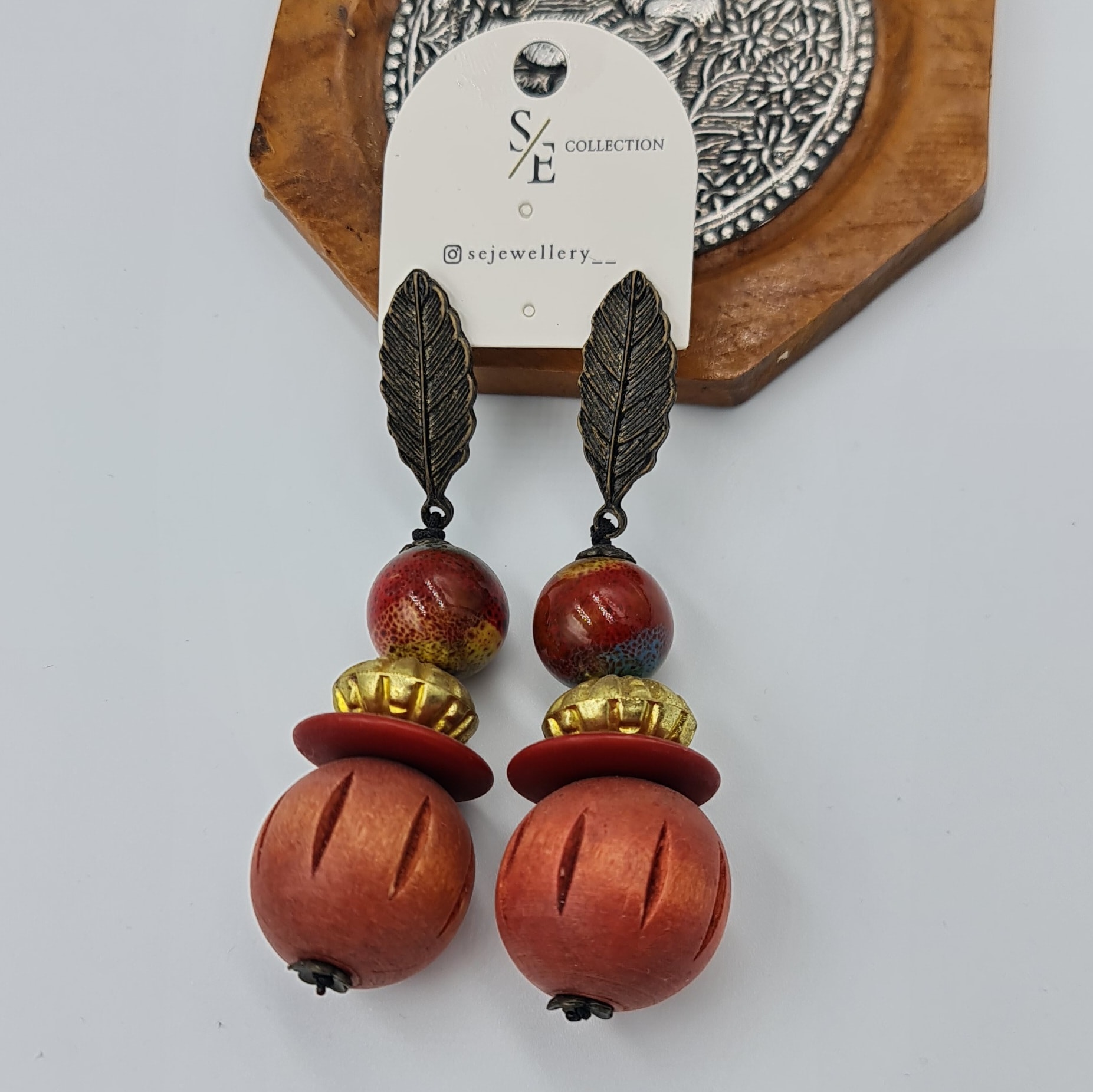 Bohem Ahşap Sallantılı Küpe – Doğal Form, Yaprak Detaylı, (8,5 x 2,3 cm)