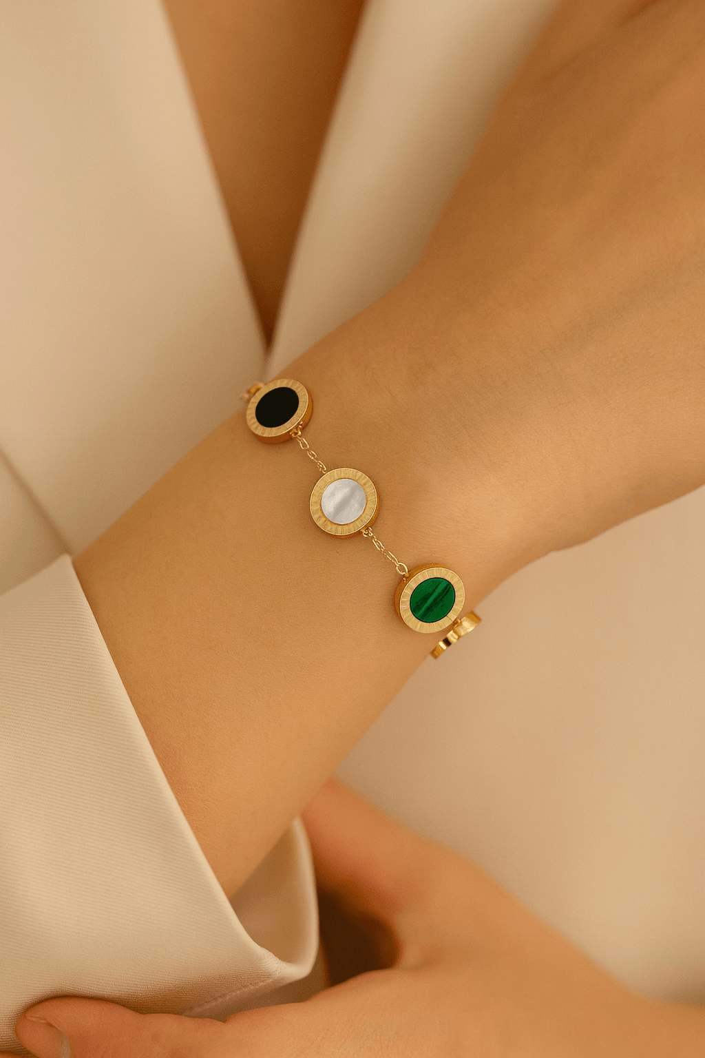 Kadın Minimal Stil Renkli Yuvarlak Taşlı Gold Renk Bileklik