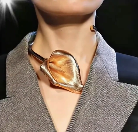 Modern Tasarım Altın Işıltısı Yaprak Kolye