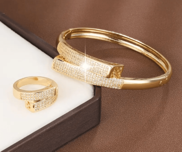 Kadın Gold Renk Taş Detaylı Takı Seti – Bileklik & Yüzük 2’li
