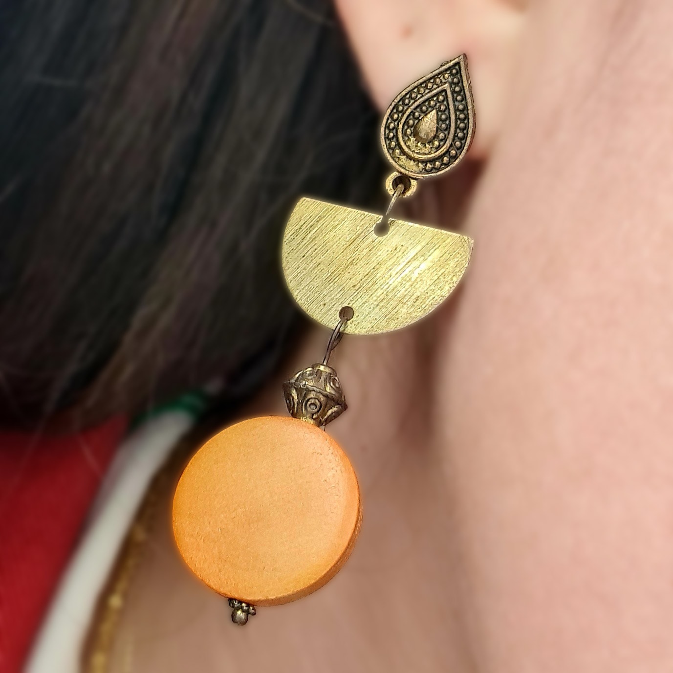 Etnik Detaylı Sallantılı Küpe – Bohem Stil, Ahşap ve Antik Metal Bileşenli (6,5 x 2,1 cm)