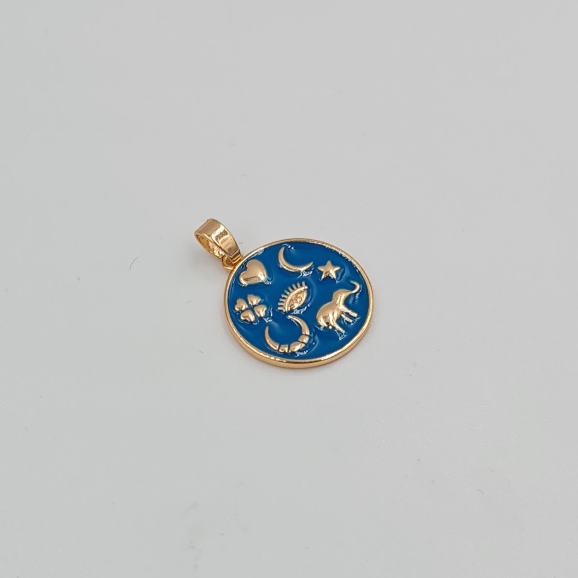 Sembollü Mineli Kolye Ucu – Rose Xuping, Kararmaz, Şans ve Koruma Temalı, 3 mm Halka (2,3 x 1,7 cm)