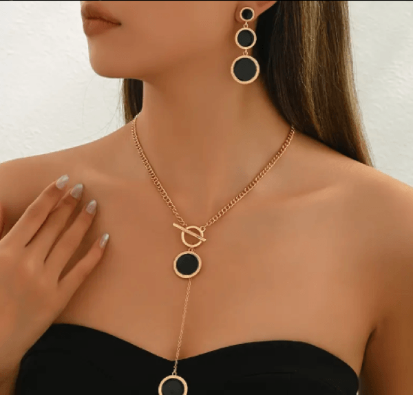 Kadın Gold Renk Siyah Taşlı Takı Seti – Zincir Detaylı Kolye ve Küpe Kombini