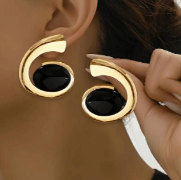 Kadın Gold Renk Spiral Küpe – Siyah Taş Detaylı 4 cm Modern Tasarım