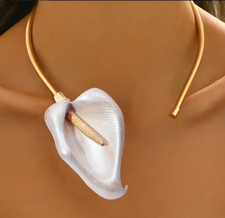 Modern Tasarım Altın Işıltısı Yaprak Kolye