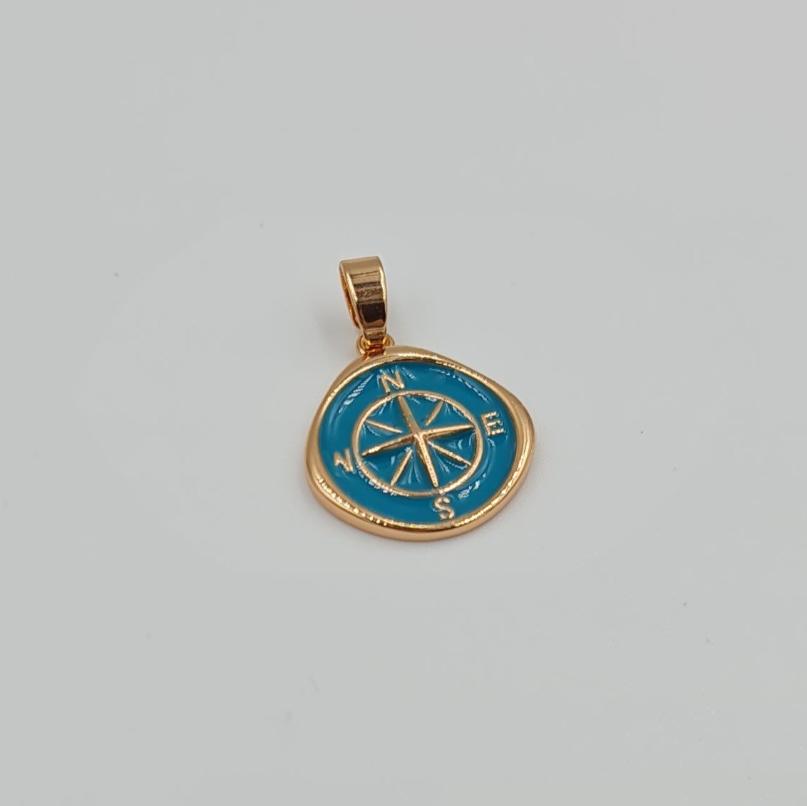 Pusula Figürlü Mineli Kolye Ucu – Rose Gold Xuping, Kararmaz, 3 mm Halka (2,1 x 1,5 cm)