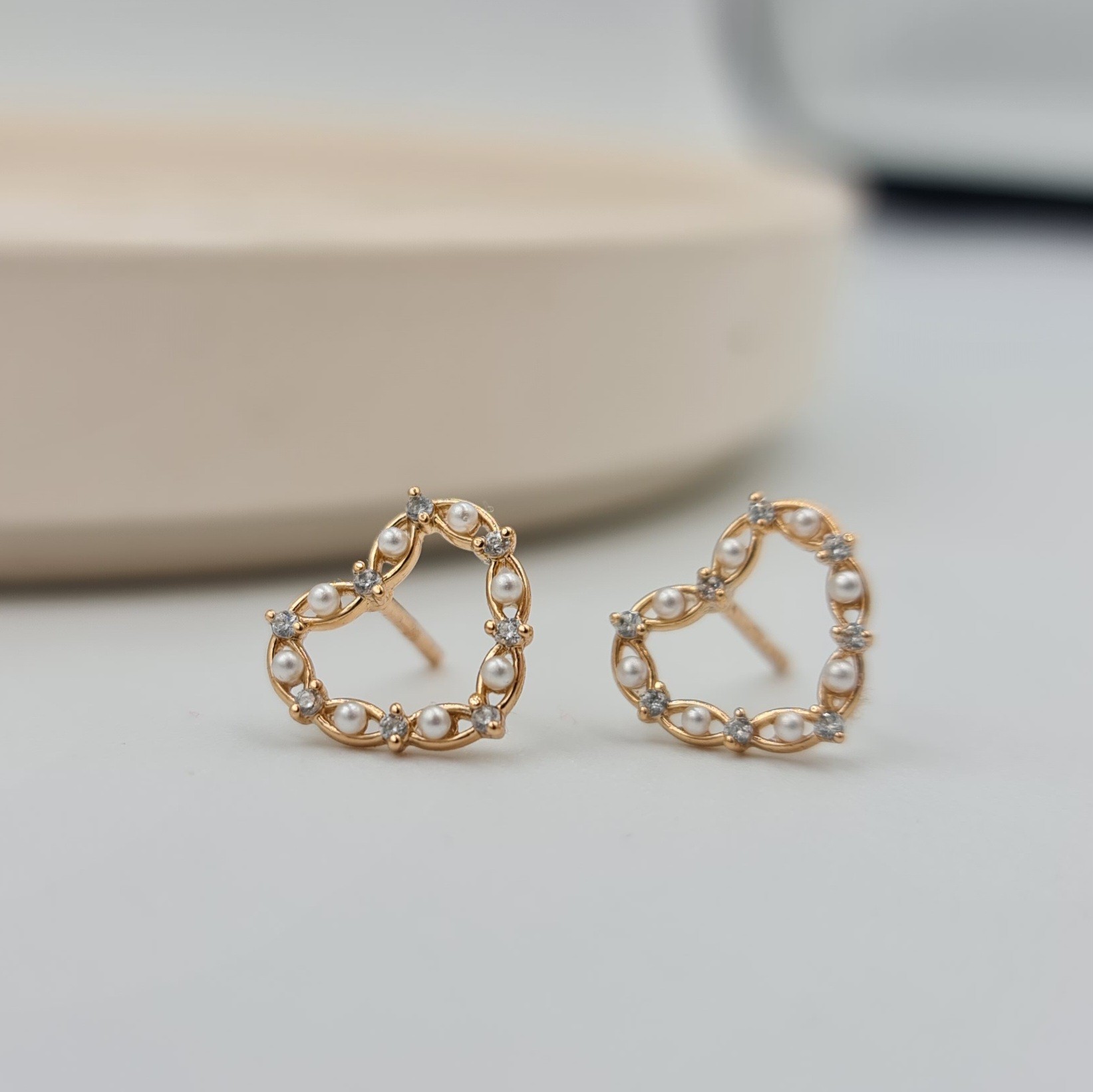 İnci ve Zirkon Taş Detaylı Kalp Küpe – Rose Gold, Xuping, Kararmaz, Suya Dayanıklı, 1 cm