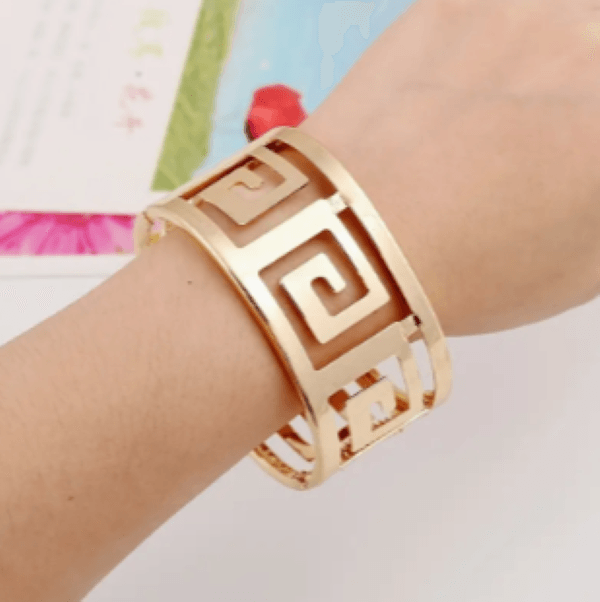 Kadın Gold Renk Geometrik Desenli Geniş Bileklik