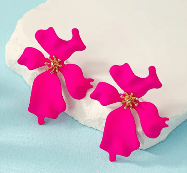 Kadın Fuşya Renk Çiçek Formlu Küpe – 4.5 cm Gold Detaylı Şık Model