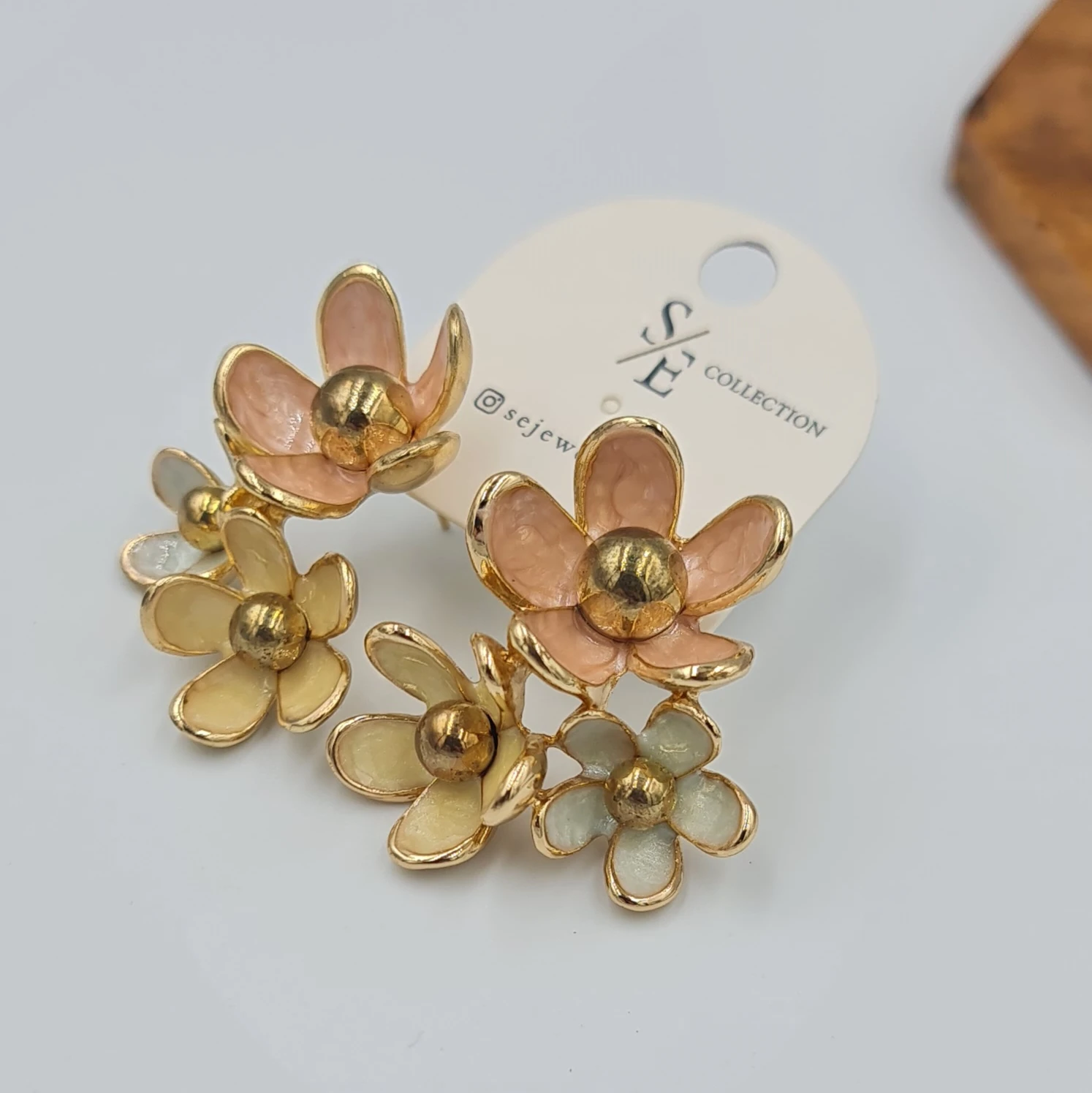 Gold Renk Mineli Çiçek Küpe – Sallantılı Model, Renkli Tasarım, 3,8 x 2,6 cm