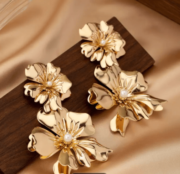 Kadın Gold Renk Büyük Çiçek Küpe – İnci Detaylı 9.5 cm Gösterişli Model
