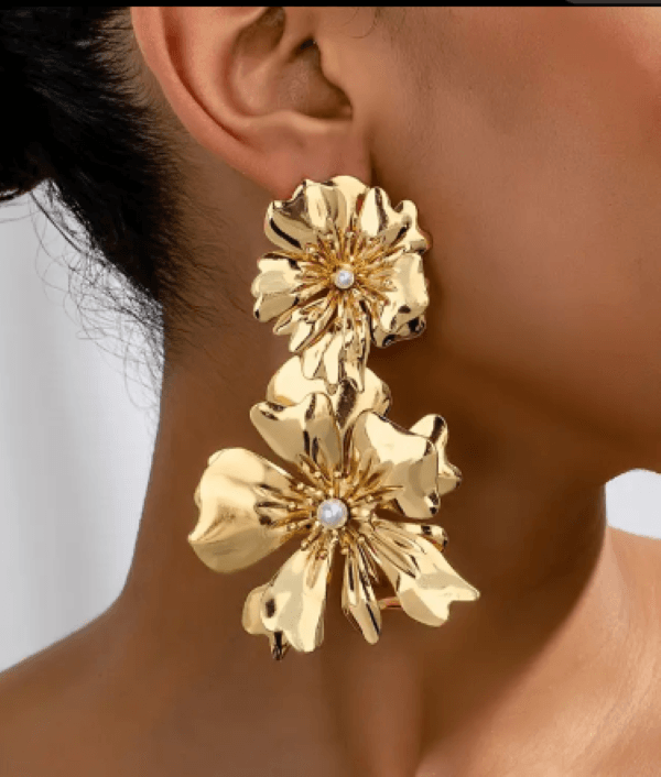 Kadın Gold Renk Büyük Çiçek Küpe – İnci Detaylı 9.5 cm Gösterişli Model