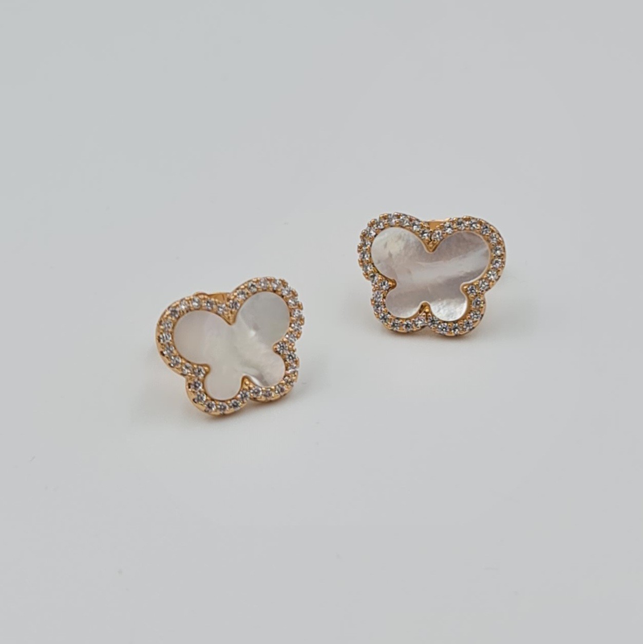 Rose Gold Sedef Görünümlü Zirkon Taş Süslemeli Kelebek Küpe – VIP Xuping, Pimli, Kararmaz (1,3 cm)