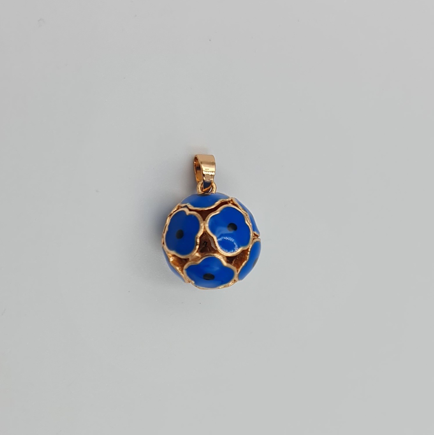 Mavi Çiçek Detaylı Kolye Ucu – Rose Renk Xuping, Mine Kaplama, Yuvarlak Model (2,1 x 1,4 cm)