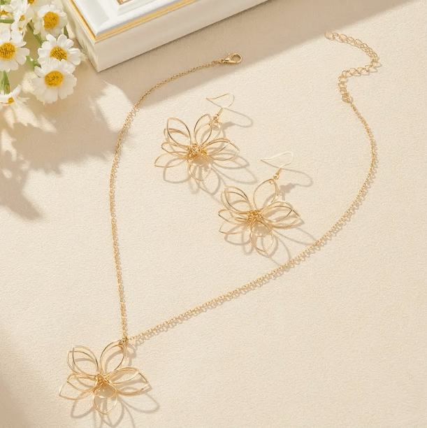 Gold Çiçek Objeli Kolye Sallantılı Küpe Set