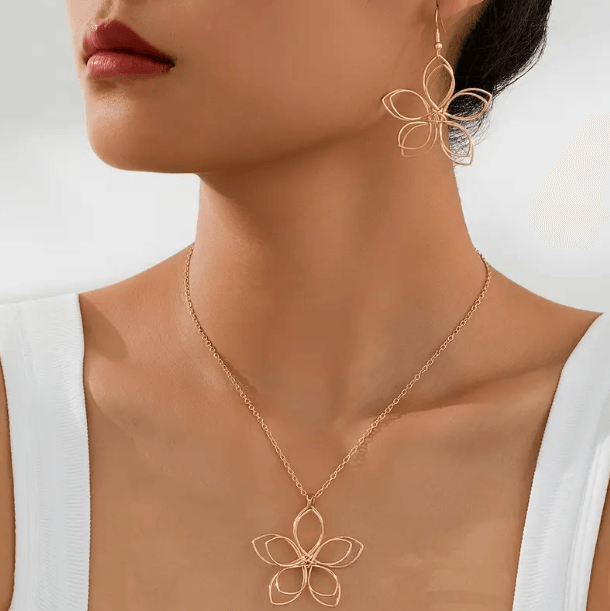 Gold Çiçek Objeli Kolye Sallantılı Küpe Set