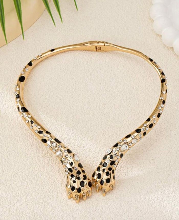 Kadın Gold Leopar Pençesi Formlu Kolye – Taş Detaylı ve Şık Tasarım