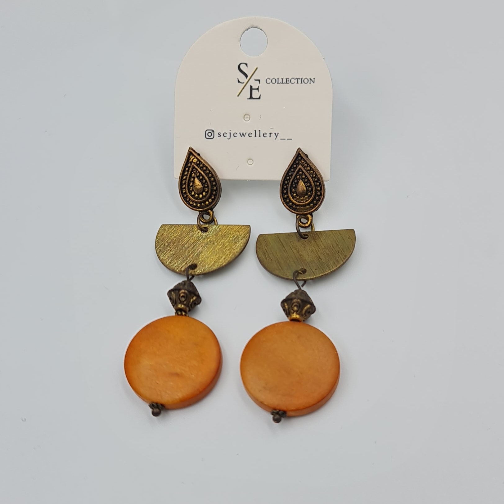Etnik Detaylı Sallantılı Küpe – Bohem Stil, Ahşap ve Antik Metal Bileşenli (6,5 x 2,1 cm)