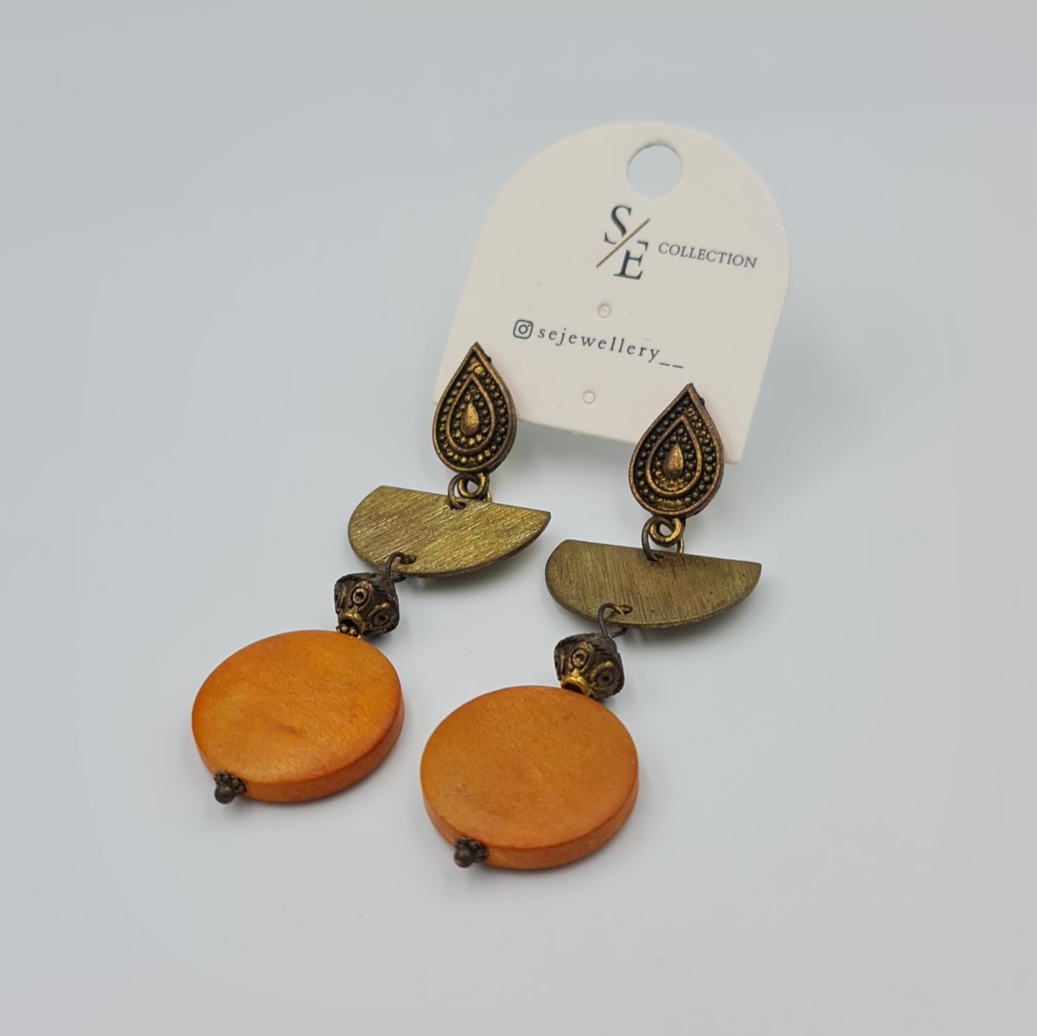 Etnik Detaylı Sallantılı Küpe – Bohem Stil, Ahşap ve Antik Metal Bileşenli (6,5 x 2,1 cm)