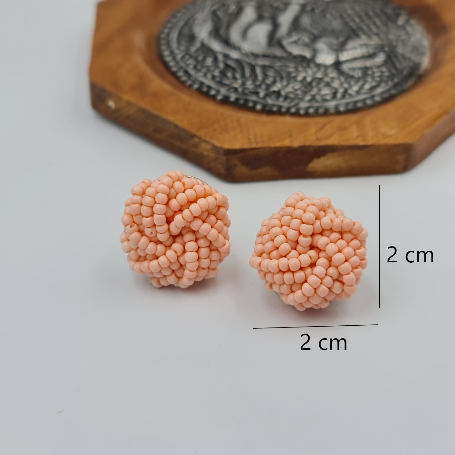Çoklu Pembe Boncuk Detaylı Yuvarlak Formlu Küpe