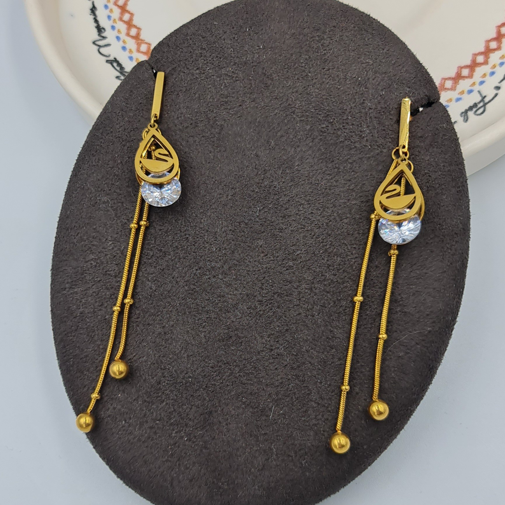 Gold Renk Zirkon Taşlı Kuğu Detaylı Uzun Çelik Küpe – 7,8 cm, Kararmaz, Suya Dayanıklı