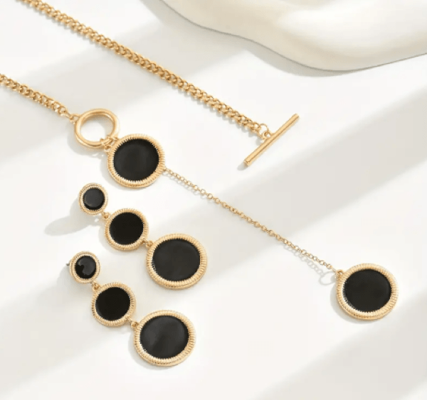 Kadın Gold Renk Siyah Taşlı Takı Seti – Zincir Detaylı Kolye ve Küpe Kombini
