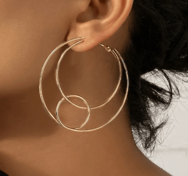 Kadın Gold Renk Üçlü Halka Küpe – 5.2 cm Modern Tasarım