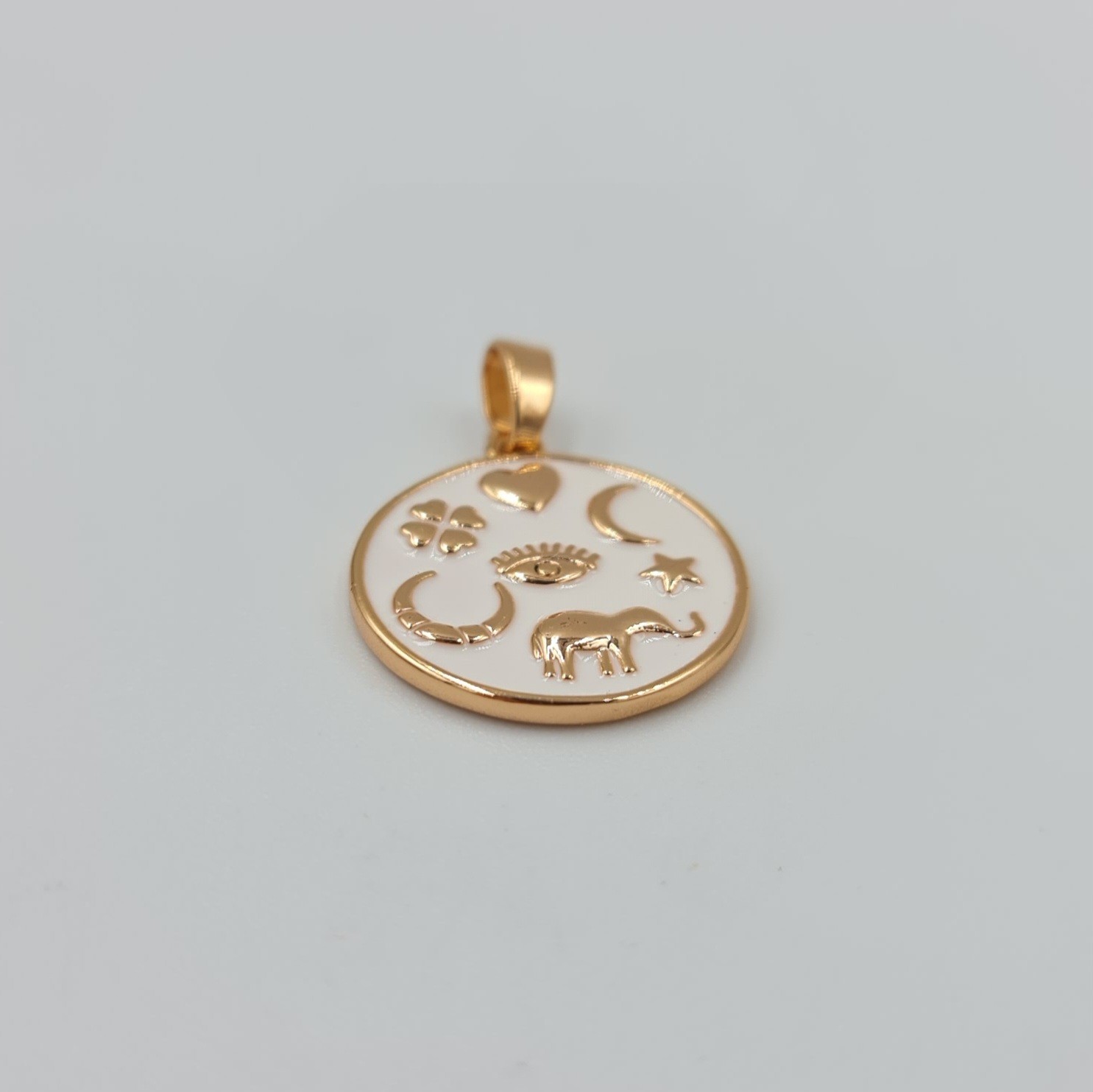 Beyaz Mineli Şans Sembollü Kolye Ucu – Xuping Rose , Kararmaz, 3 mm Halka (2,3 x 1,7 cm)