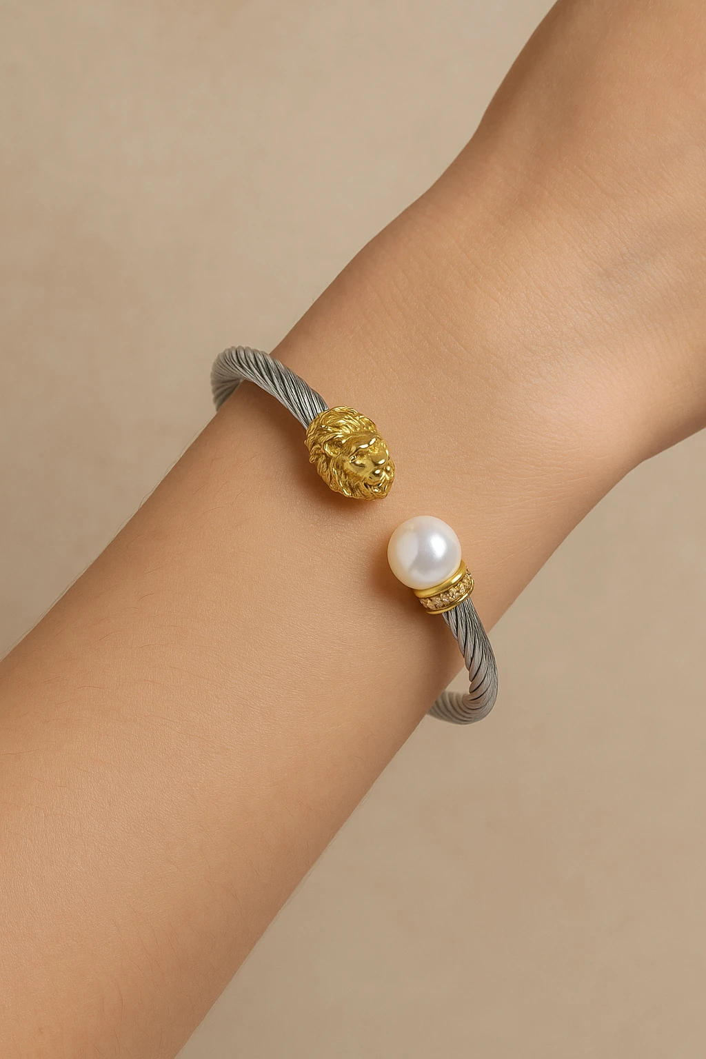 Çelik Aslan Figürlü İnci Detaylı Çelik Kelepçe Bileklik