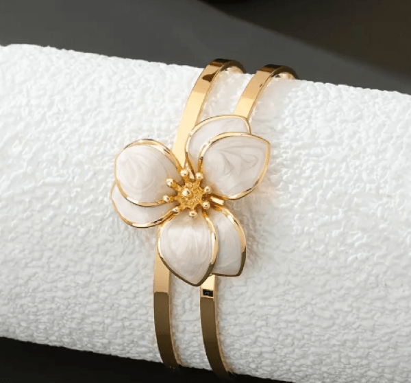 Kadın Gold Renk Çiçek Figürlü Bileklik – Yeşil & Beyaz Renk Seçenekli 6 cm Şık Model