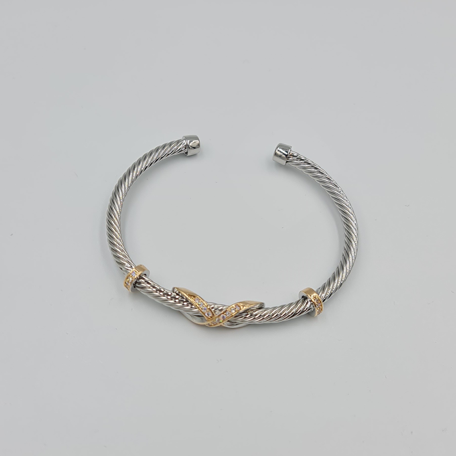 Gümüş Gold Detaylı Çelik Kelepçe Bileklik – Esnek Yapılı, Kararmaz, VIP Model, 4 mm (6x6 cm)